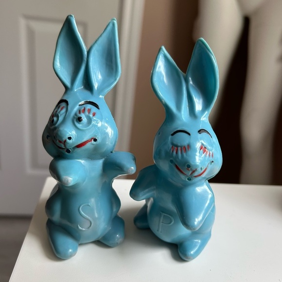 4/$100 Blue plastic Bunny Salt and Pepper Shakers for camper 🥰 - Picture 1 of 5